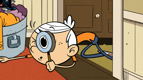 Personnage de dessin animé allongé par terre qui inspecte la pièce avec une grande loupe.